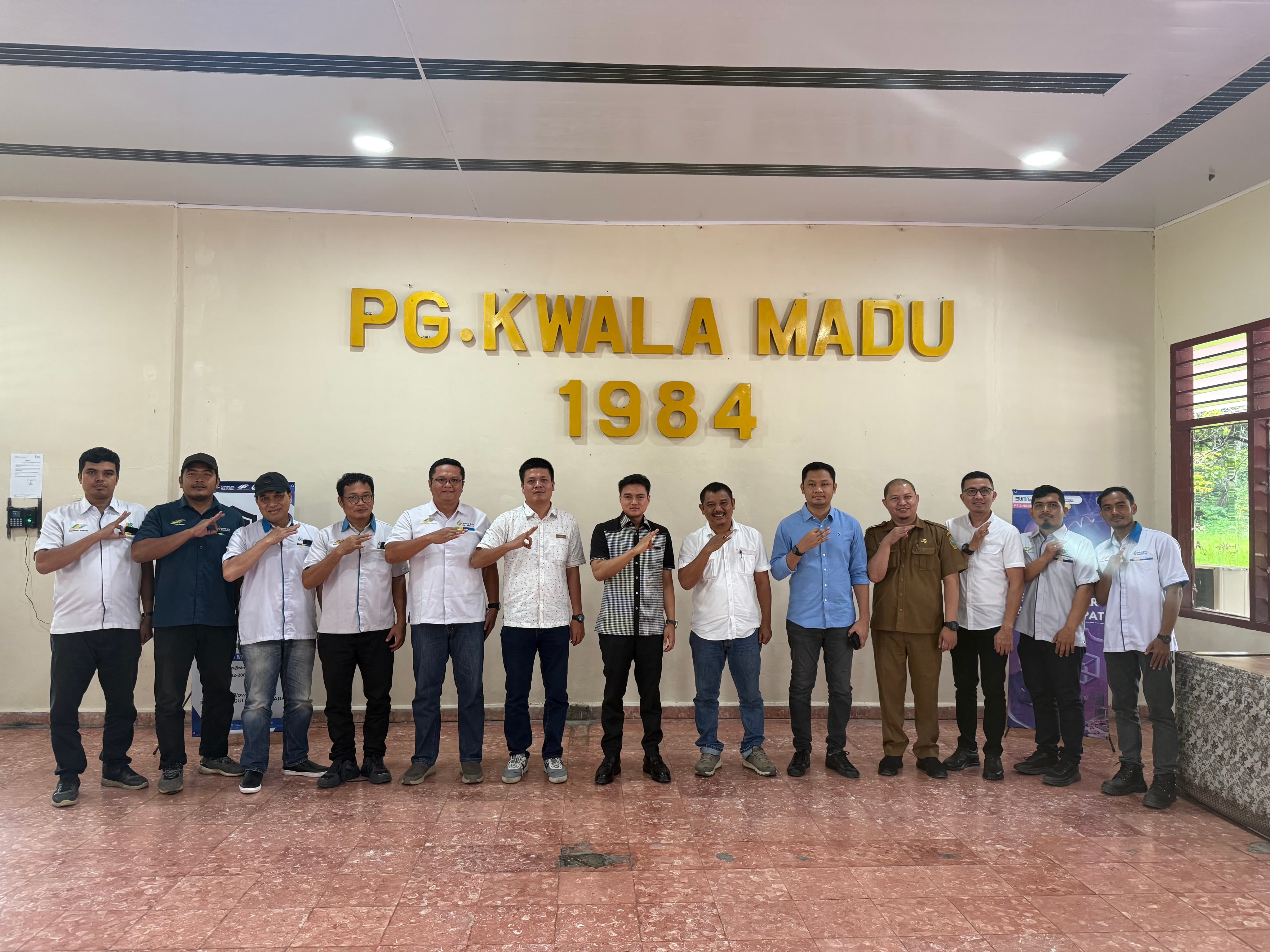 Wakil Ketua DPRD Sumut, Ricky Anthony dan tim foto bersama dengan jajaran PGKM usai menyampaikan keluhan petani. (Istimewa/Sumut Pos)