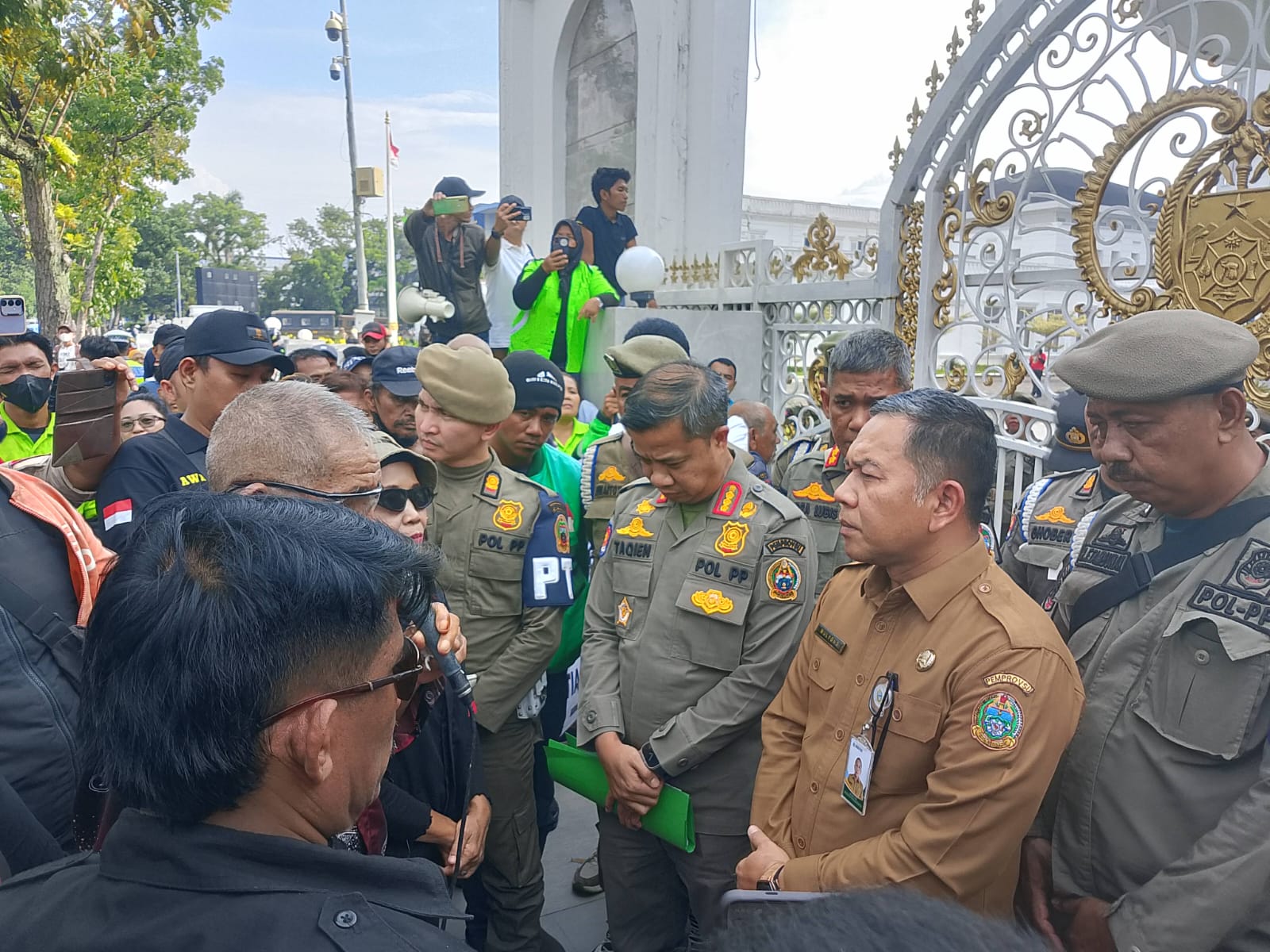 Kepala Badan Kesatuan Bangsa dan Politik (Kesbangpol) Sumut, Mulyono akan menerima dan meneruskan sebanyak 17 tuntutan yang diberikan oleh masa aksi kepada Pemerintah Pusat. (IKHSAN/SUMUT POS)