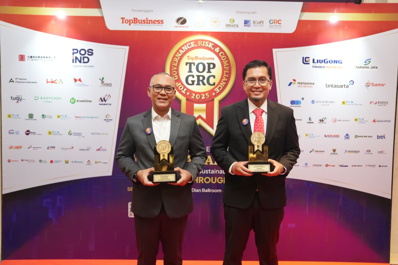 PENGHARGAAN: Direktur Utama PGN Arief Kurnia Risdianto (kiri) dan Direktur Manajemen Risiko PGN Eri Surya Kelana (kanan) saat menerima penghargaan ajang TOP GRC 2025. (Dok: PGN)
