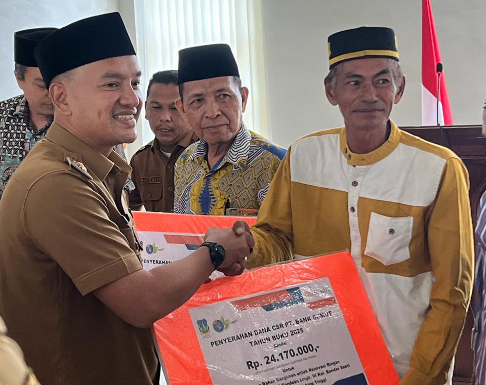 SERAHKAN: Wali Kota Tebingtinggi Iman Irdian Saragih, saat menyerahkan Dana CSR Bank Sumut, berupa bantuan bagi 15 rumah ibadah di Balai Kota Tebingtinggi, Selasa (9/9).  (Dokumen Bidang Humas)