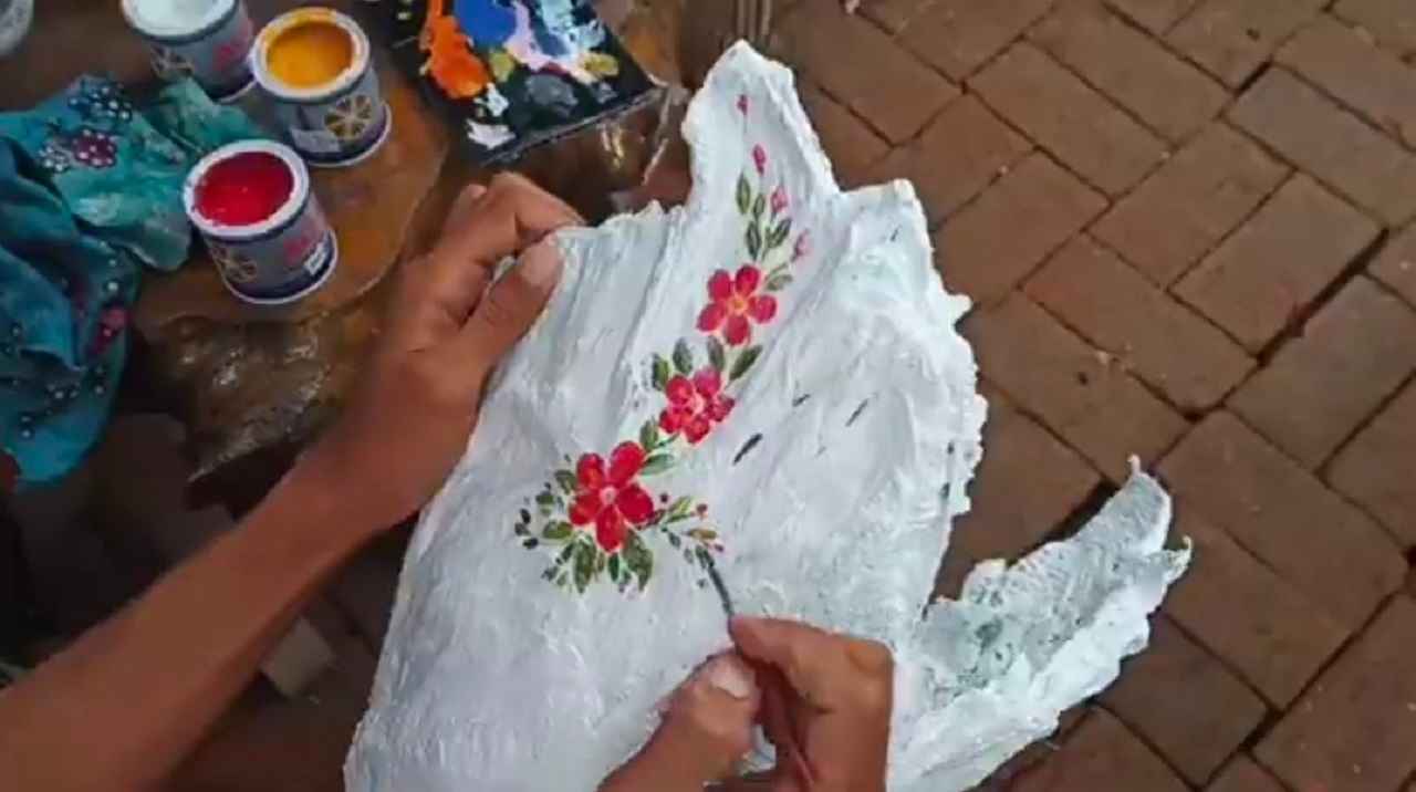 Kreasi pot dari limbah pempers (youtube Bank Sampah NTB&nbsp;Mandiri)