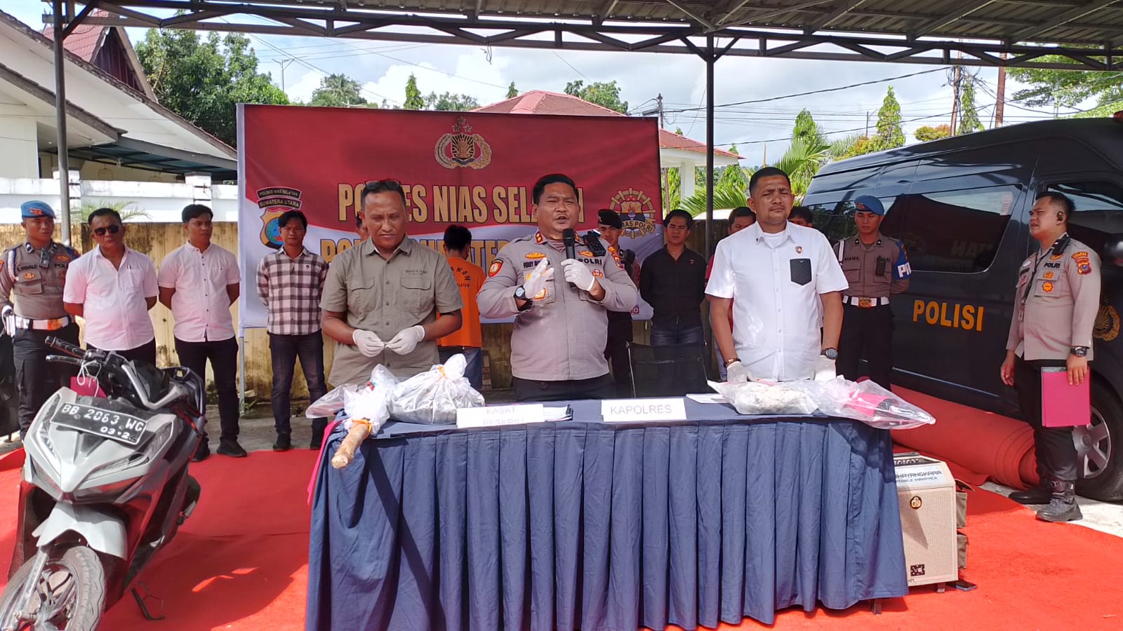 Kapolres Nisel, AKBP Ferry Mulyana Surya, S.I.K saat konferensi pers dan didampingi Kasatreskrim dan Kanit Tipiter (memakai baju kemeja putih lengan pendek). (EURISMAN/SUMUT POS)
