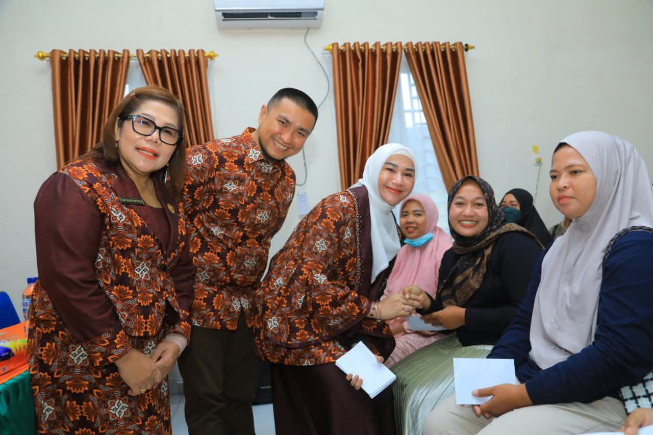 MENEMUI PESERTA: Bupati Labura Dr.H. Hendriyanto Sitorus Beserta Ibu Dan Kadis DPPKB Erni Melinda Napitupulu,sedang Menemui peserta MOW di RS.Sri Pamela Mambang Muda, Labura, (Asri Tarigan/Sumut Pos)