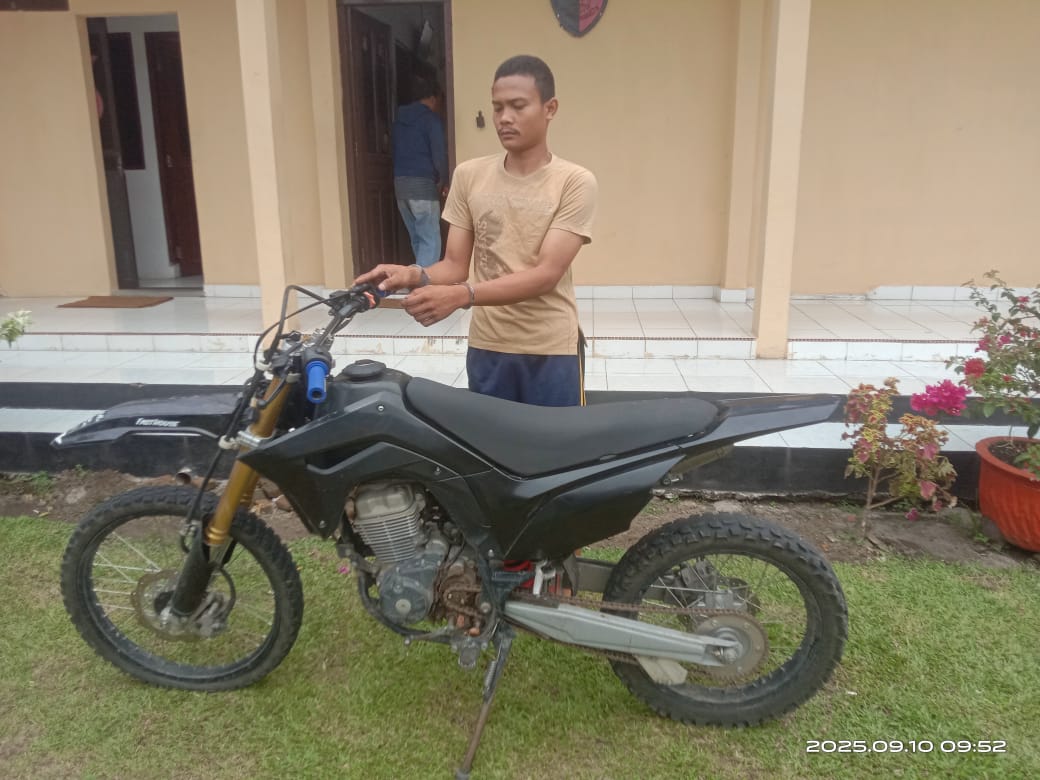 TersangaTersangka beserta barang bukti diamankan di Mapolsek Tanah Jawa.(PRA EVASI/SUMUT POS)