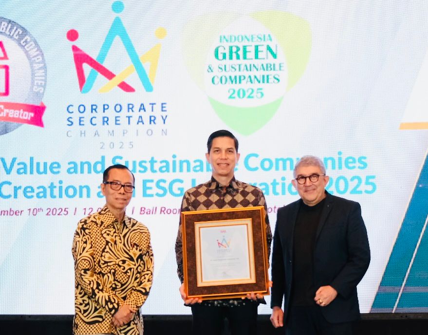PENGHARGAAN: Sekretaris Perusahaan Bank Muamalat Hayunaji (tengah) saat menerima penghargaan Indonesia Corporate Secretary Champions 2025 di Jakarta, Rabu (10/9/2025).