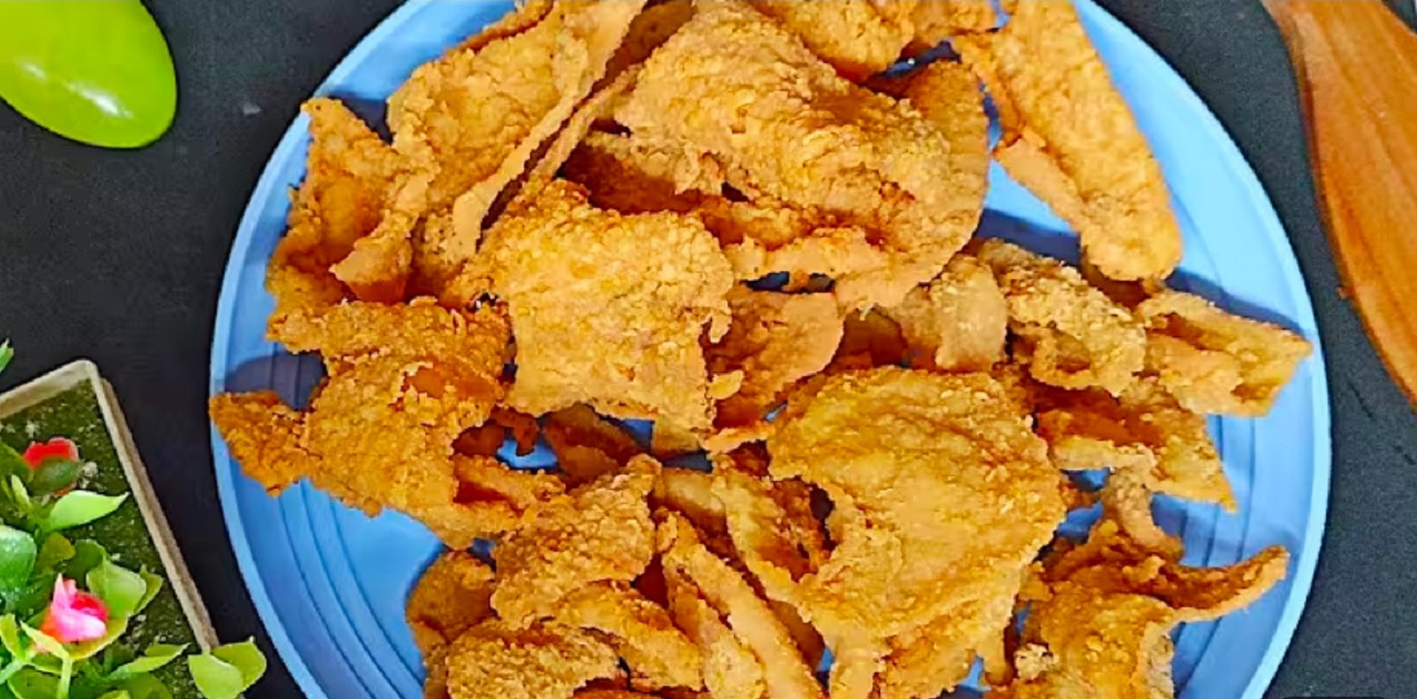 Keripik kulit ayam ( youtube Lis Nasriyah).