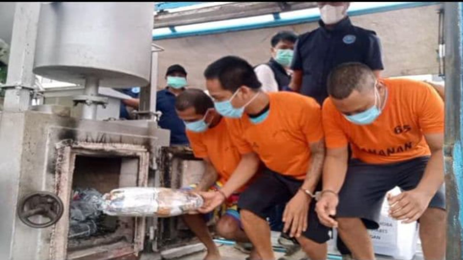 Para tersangka kasus narkotika membakar barang bukti dengan mesin incinerator, Kamis (11/9). (AGUSMAN/SUMUT POS)