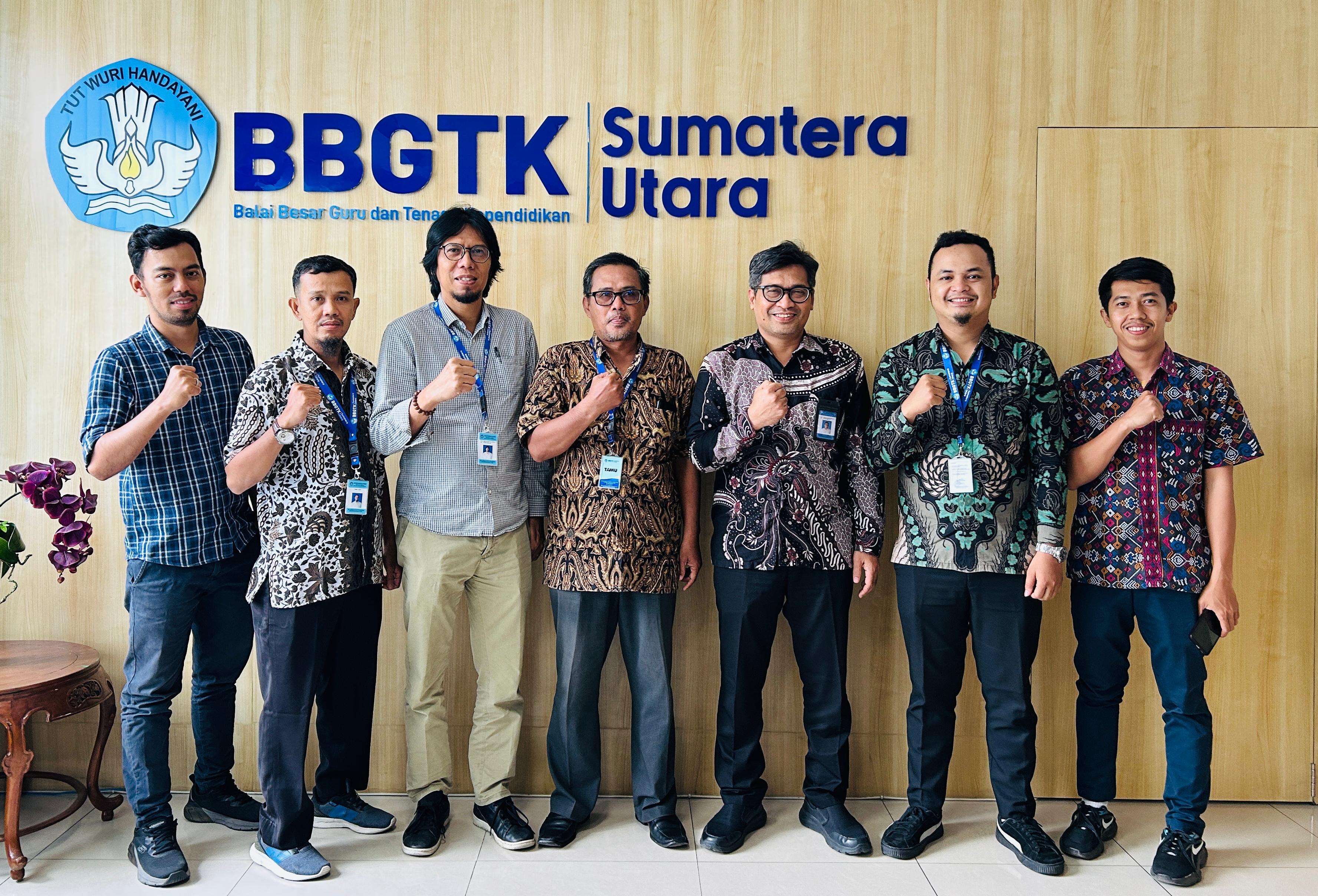 Pengurus PWI Sumatera Utara, Sugiatmo diabadikan bersama Tim Pengembang Portal AKRAB BBGTK Sumut dan Tim Humas hmm BBGTK Sumut dalam forum FGD sosialisasi Portal BBGTK Sumut.  (ISTIMEWA/SUMUT POS)