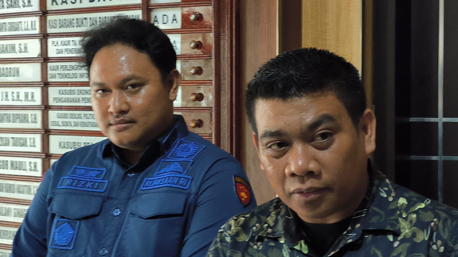 Kasi Intelijen Kejari Langkat, Ika Lius Nardo (kanan) didampingi Kasi Pidsus, Rizki Ramdhani (kiri) saat memberi keterangan. (TEDDY AKBARI/SUMUT POS)