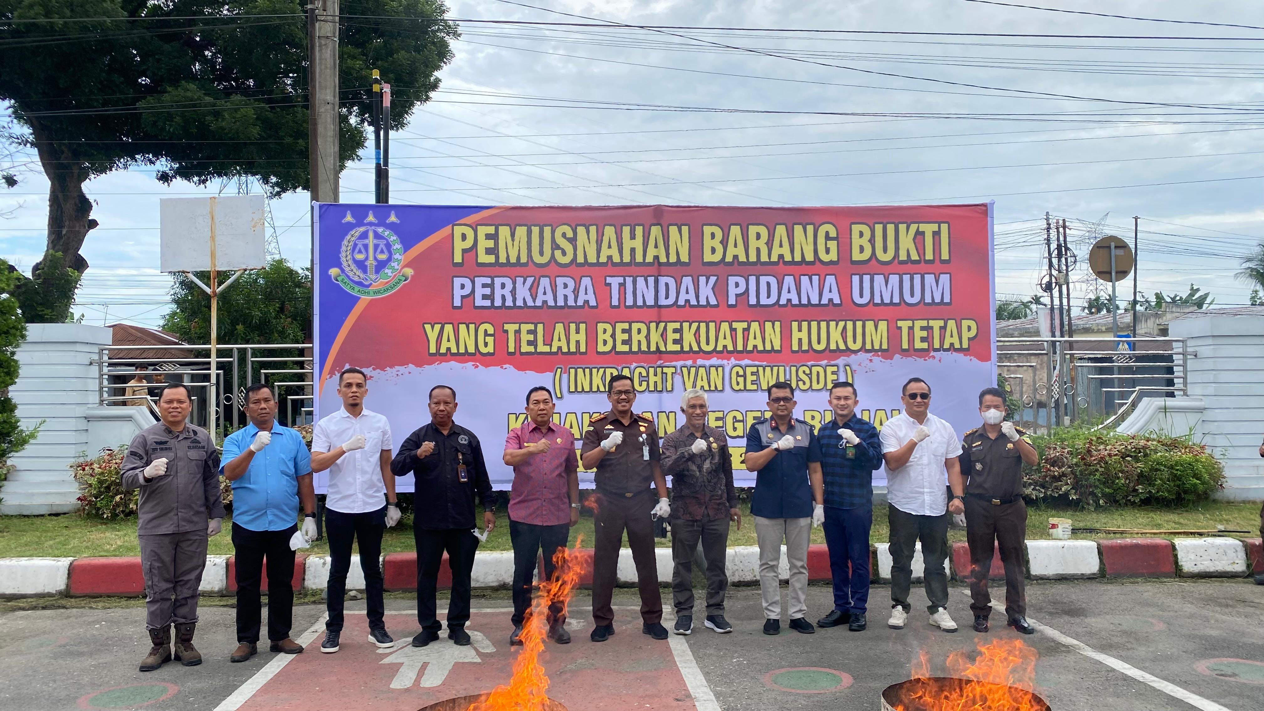Foto bersama Kajari Binjai, Iwan Setiawan (tengah) dengan forkopimda usai pemusnahan barang bukti. (Istimewa/Sumut Pos)