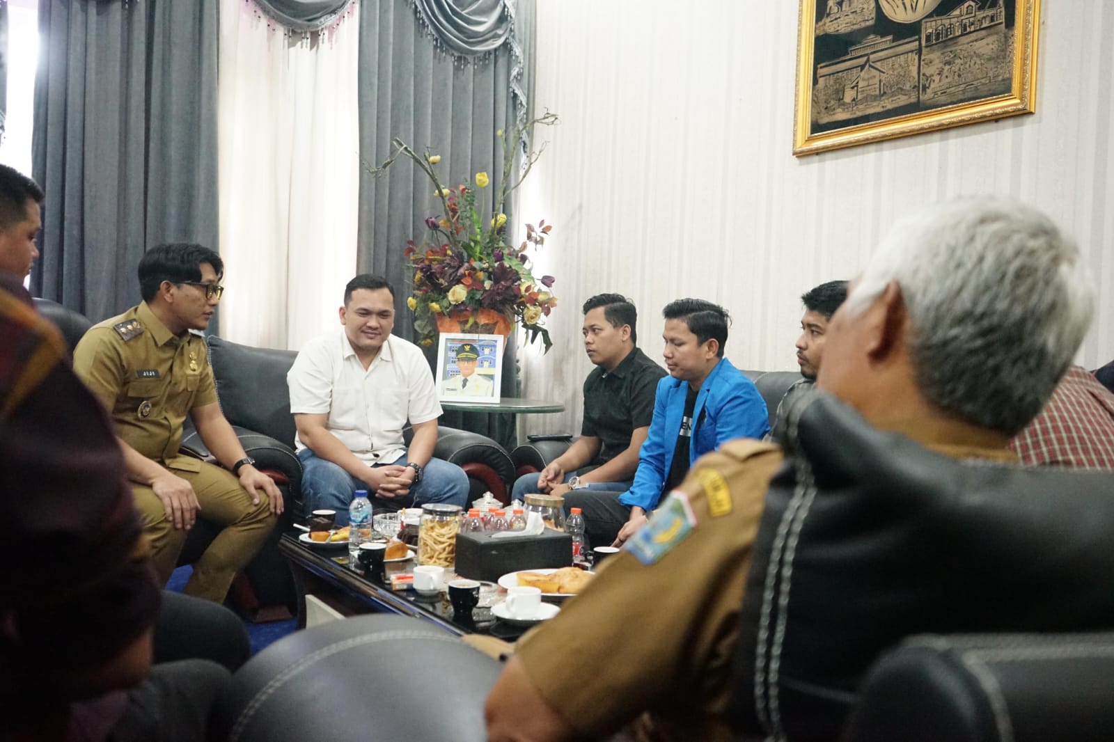 Wawako Binjai, Hasanul Jihadi saat menerima audiensi pengurus KNPI Sumut di ruang kerjanya. (Diskominfo Binjai/Sumut Pos)