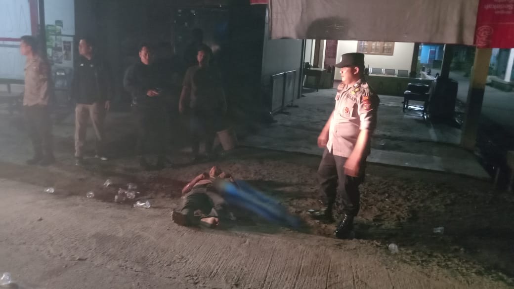 AMANKAN: Jajaran pihak kepolisian Polres Tebingtinggi melakukan evakuasi korban tawuran ke rumah sakit.(SOPIAN/SUMUT POS)