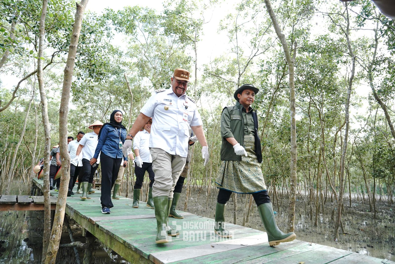 Bupati Batubara H. Baharuddin Siagian mendampingi Menhut Raja Juli Antoni, MA., Ph.D ke ke kawasan Pantai Sejarah pelestarian konservasi hutan mangrove Pantai Sejarah, Kecamatan Lima Puluh Pesisir.
