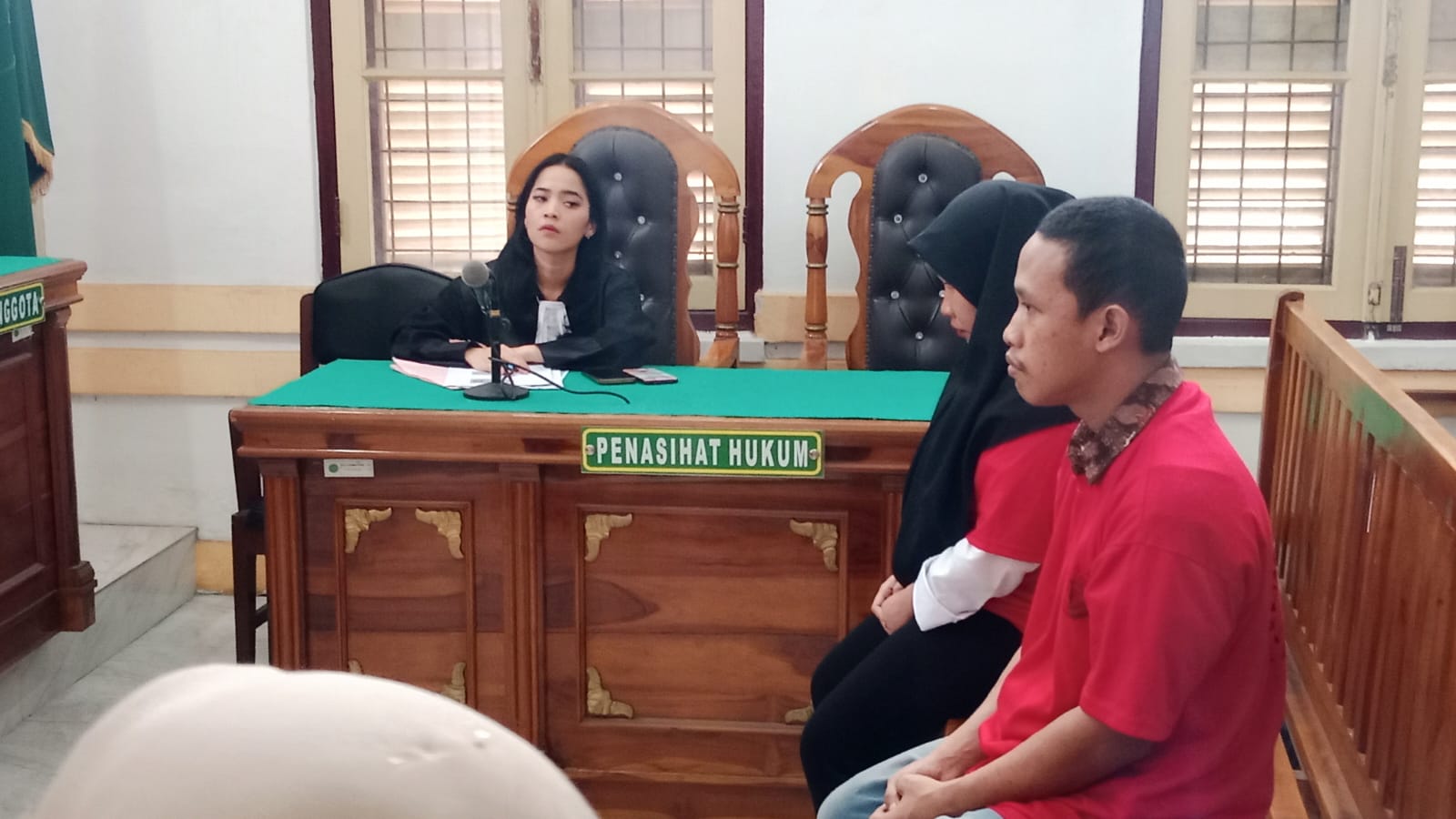 Dua abang beradik terdakwa pembuang mayat bayi, menjalani sidang dakwaan di PN Medan, Kamis (11/9) sore.(AGUSMAN/SUMUT POS)