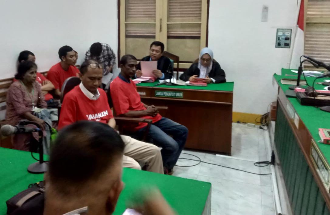 Wakil Rektor II UDA dan seorang Satpam menjalani sidang dakwaan atas kasus penganiayaan di PN Medan, Rabu (10/9) sore. (AGUSMAN/SUMUT POS)