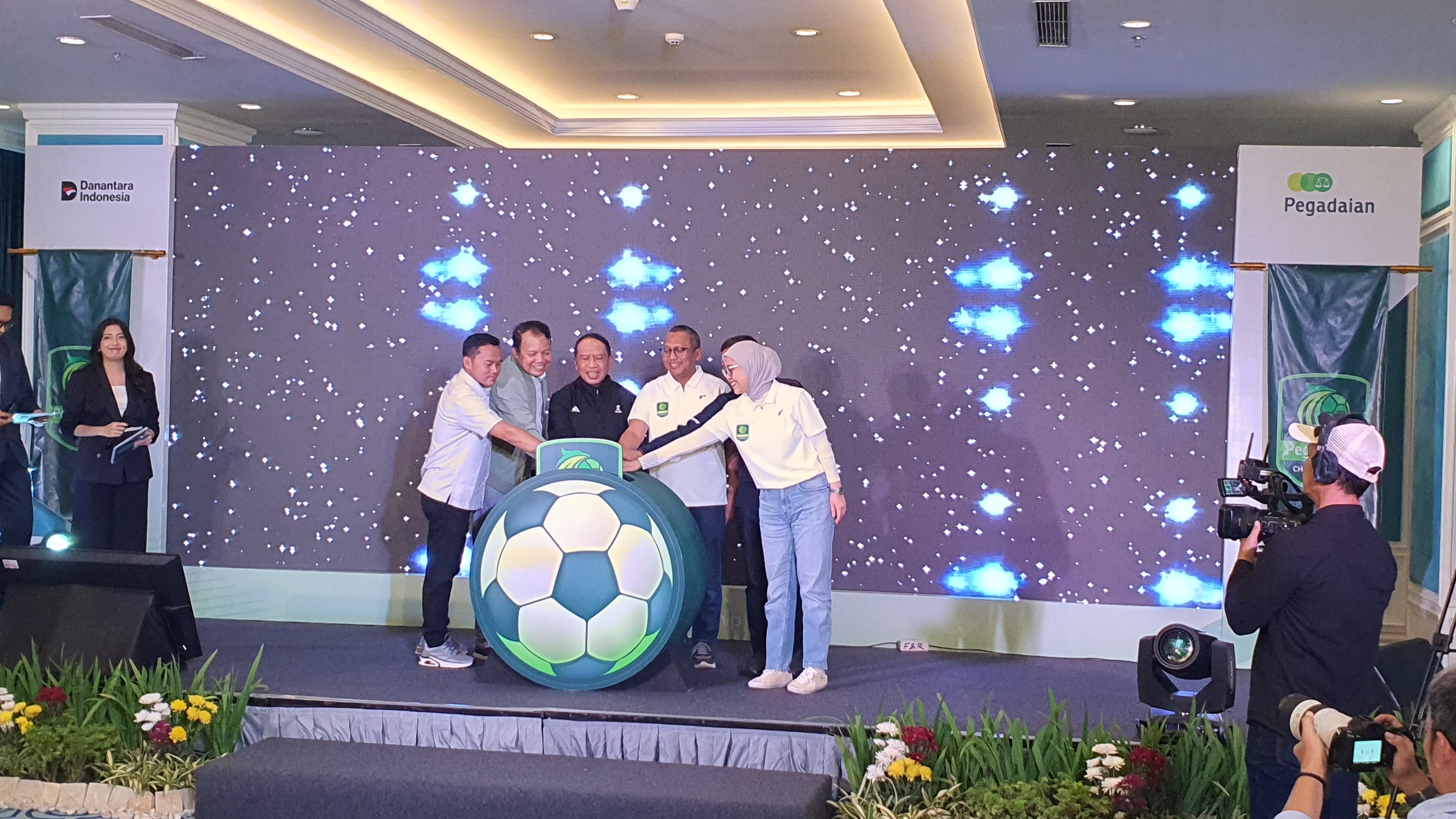 RESMI: Dirut Pegadaian Damar Latri Setiawan dan Dirut LIB, Ferry Paulus saat membuka Pegadaian Championship 2025/2026. (Dok: istimewa Sumut Pos)