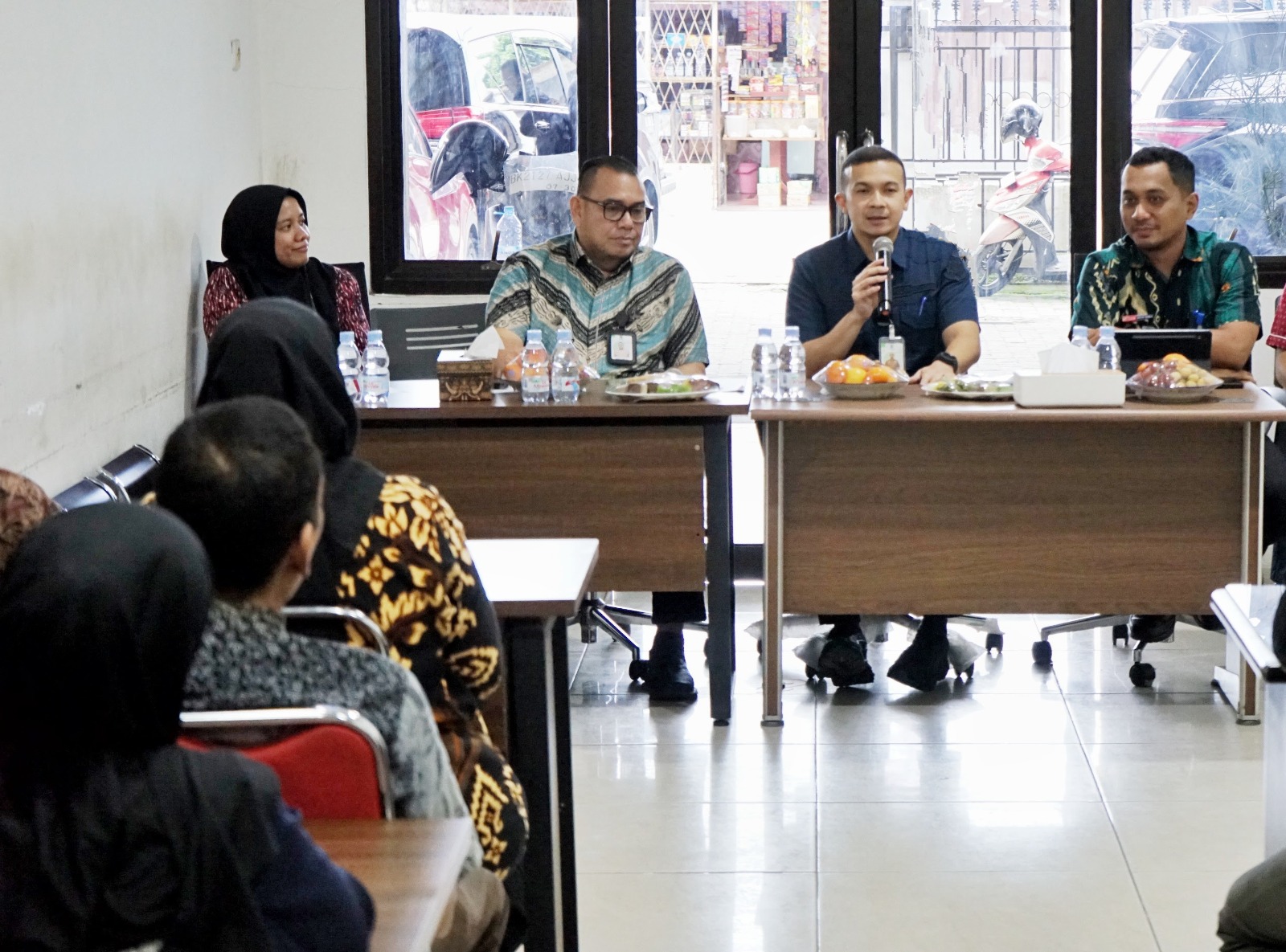Kepala Bapenda Kota Medan, M. Agha Novrian, didampingi Sekretaris Bapenda, T. Roby Chairi, saat melakukan kunjungan kerja ke Unit Pelaksana Teknis (UPT) Wilayah IV Bapenda. (ISTIMEWA/SUMUT POS)