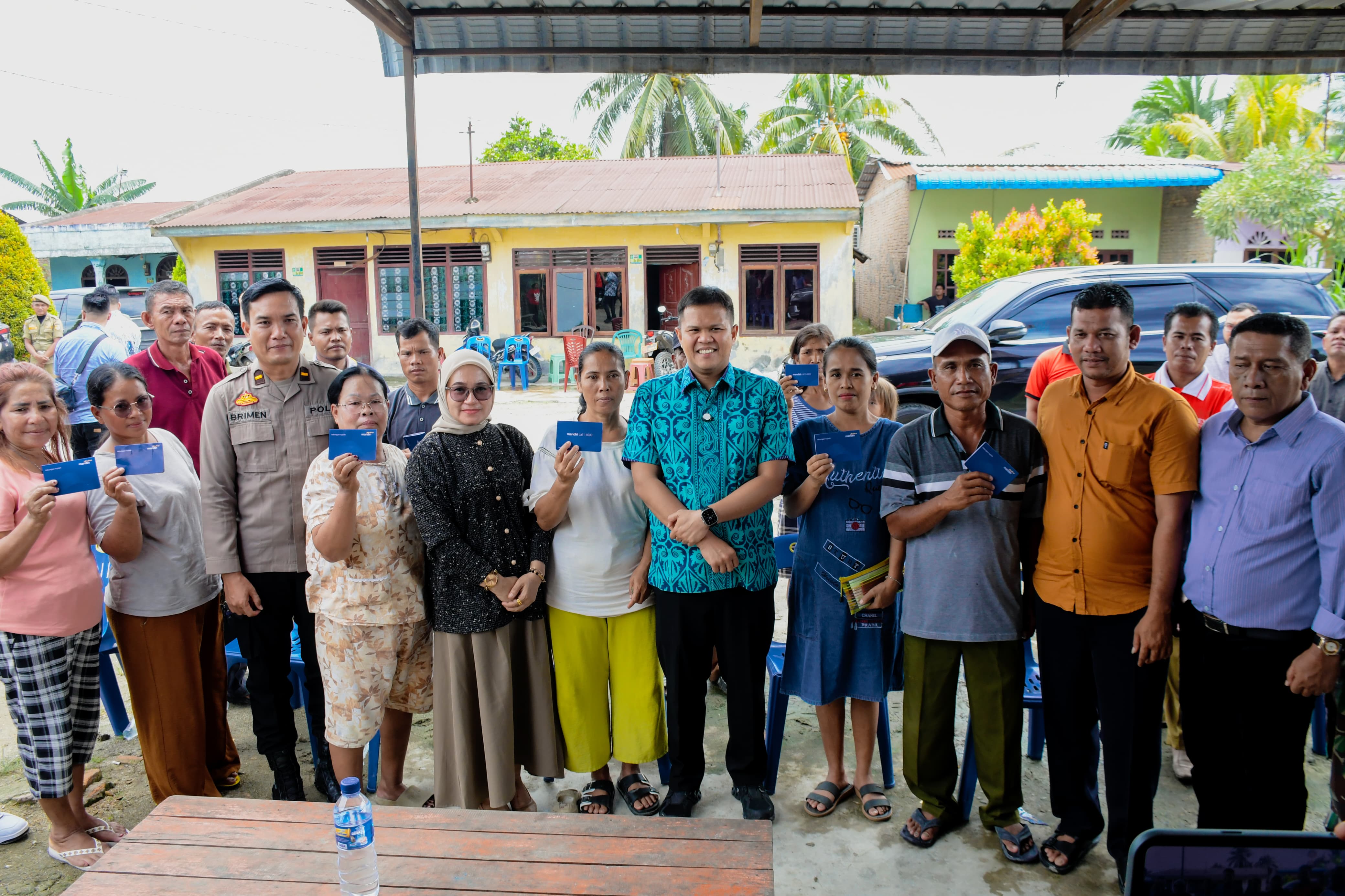 Wabup Sergai Adlin Tambunan saat berikan bantuan dari kemensos kepada warga terdampak Angin puting beliung. ( FAJAR/SUMUT POS )