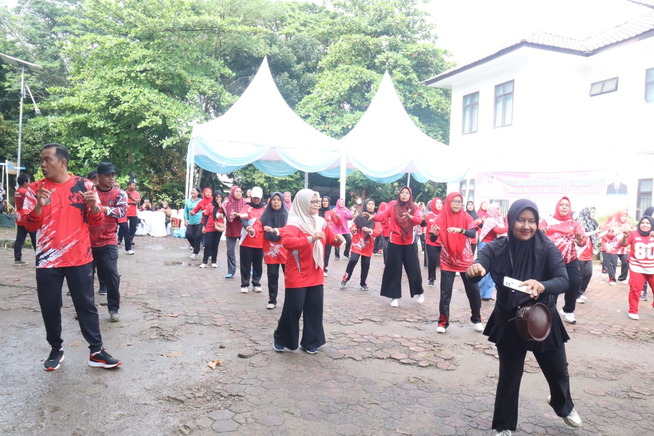 SENAM: Pj Sekdako Tebingtinggi Muhammad Syah Irwan bersama ibu ibu melaksanakan senam sehat dalam rangka gerakan masyarakat hidup sehat di Kecamatan Rambutan Kota Tebingtinggi.(ISTIMEWA/SUMUT)