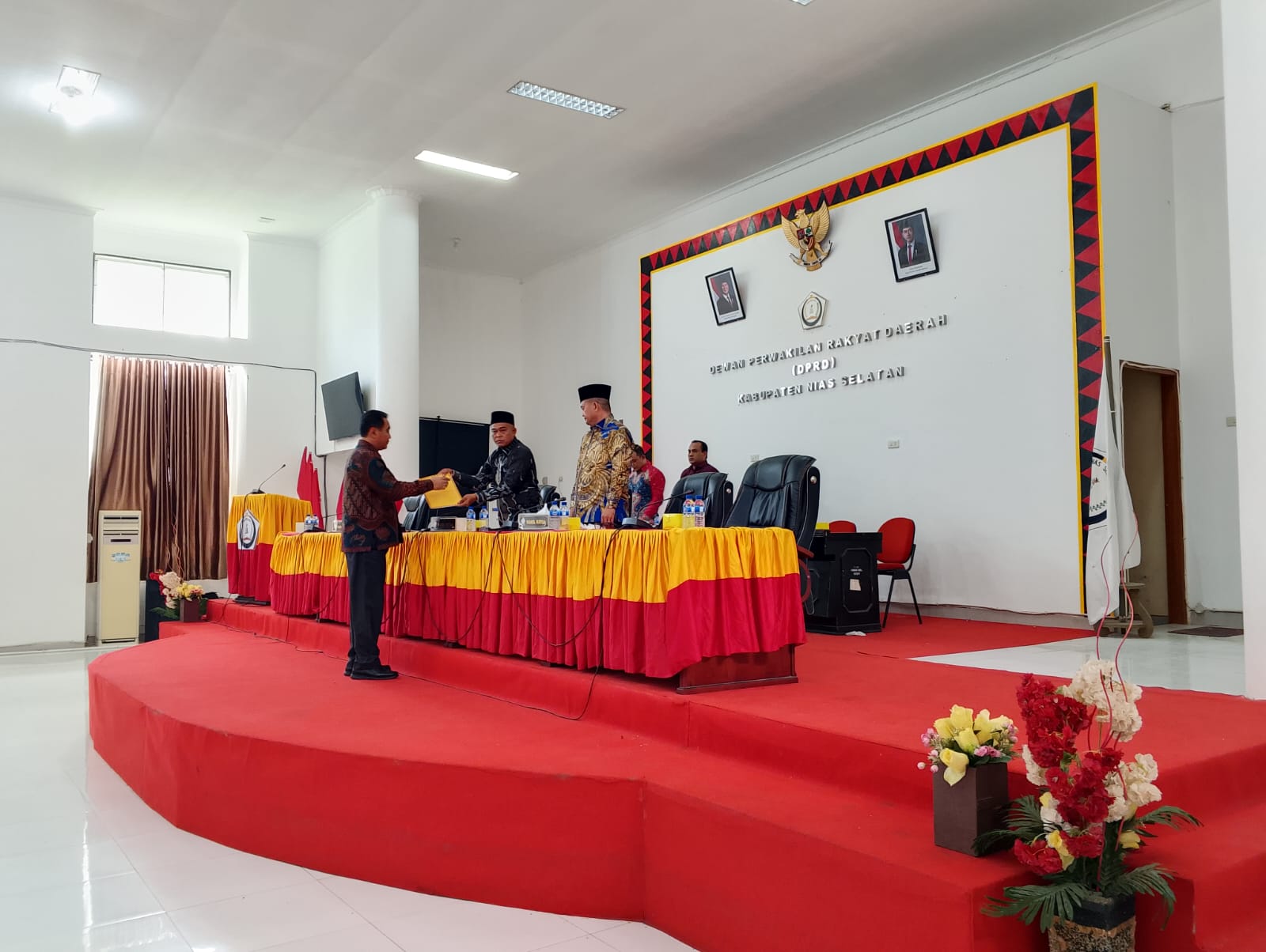 Nota Jawaban : Wabup Nisel, Ir. Yusuf Nache, ST.,MM saat menyerahkan nota jawaban Bupati kepada Wakil Ketua DPRD Wirahati Loi, SH. (EURISMAN/SUMUT POS)