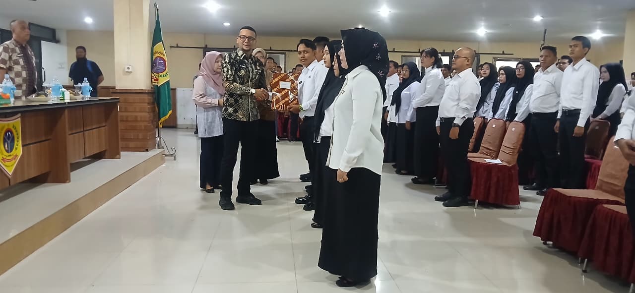 Bupati Labusel, Fery Sahputra Simatupang menyerahkan SK PPPK. (KAIRUDDIN/SUMUT POS)