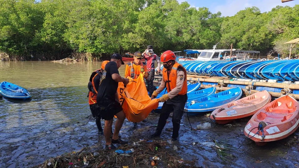 EVAKUASI: Tim SAR gabungan saat mengevakuasi korban banjir di Bali. (Dok: SAR Denpasar)