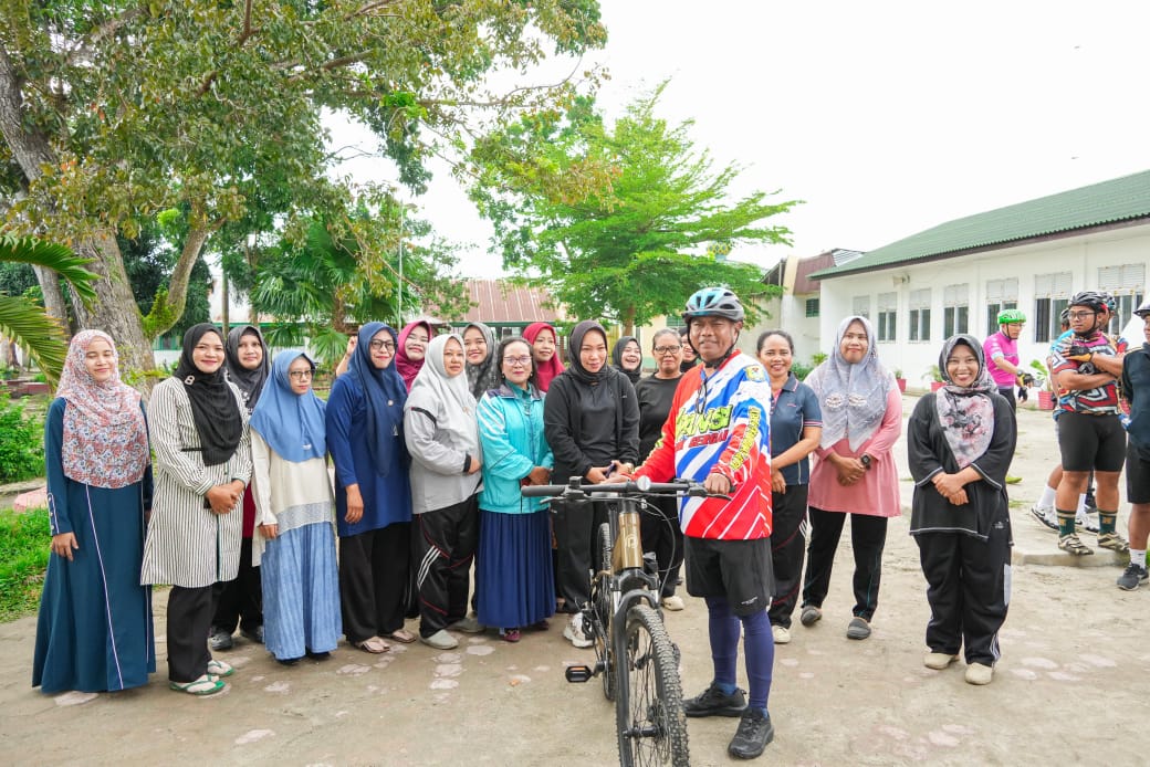 GURU: Bupati Sergai Darma Wijaya berbincang dengan guru saat singgah ke SMP N 1 Pantai Cermin. (Dok: istimewa for Sumut Pos)