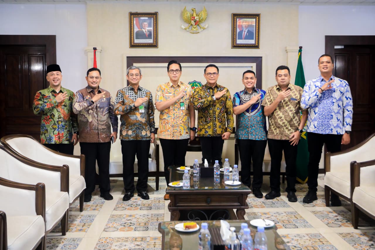 Direktur Hubungan Kelembagaan PTPN IV, Irwan Perangin-angin diabadikan bersama Wali Kota Medan, Rico Tri Putra Bayu Waas dan Sekdako Wiriya Alrahman dan sejumlah Kadis Pemko Medan.