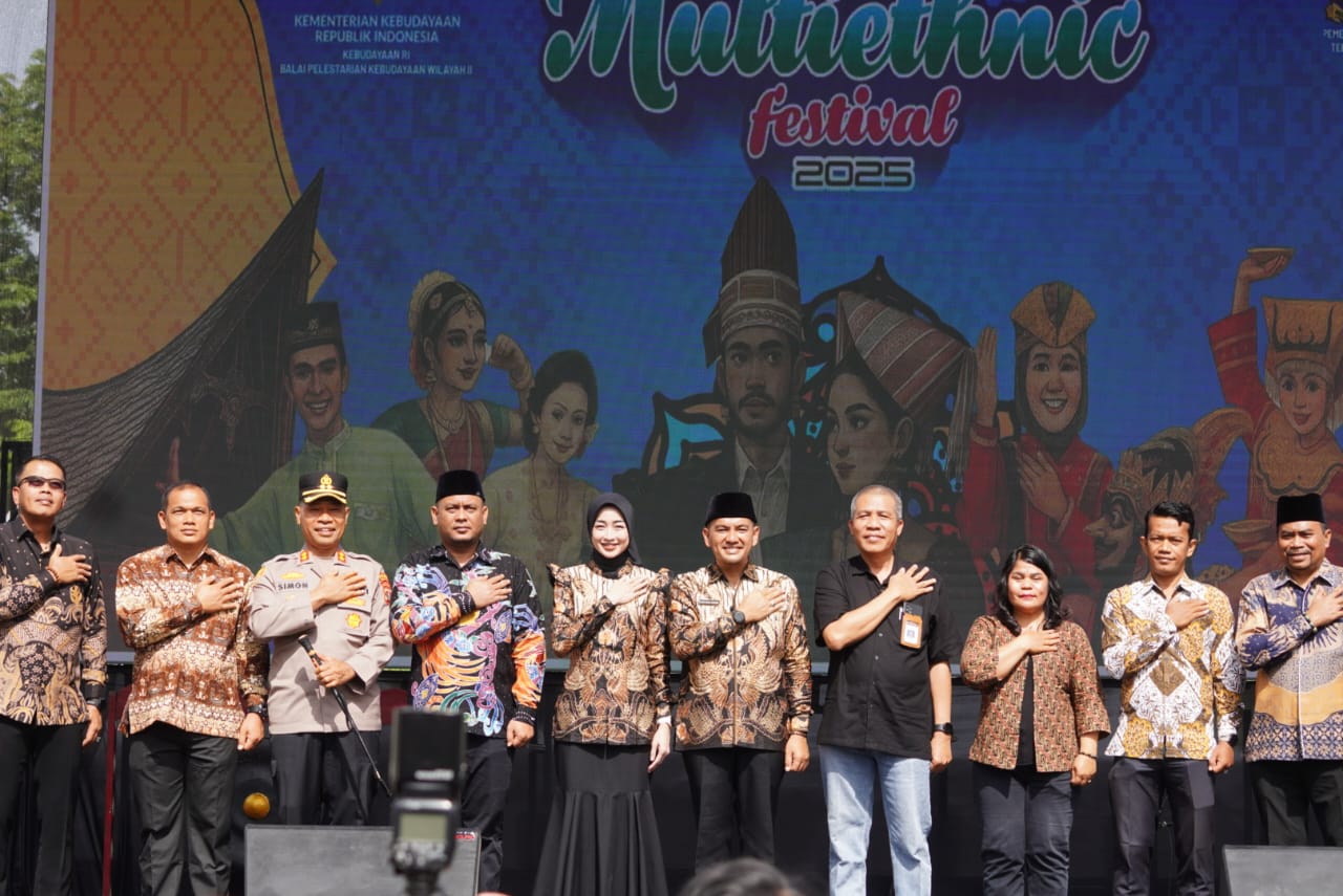 BUKA: Wali Kota Tebingtinggi Iman Irdian Saragih didampingi Kepala Balai Pelestarian Kebudayaan Wilayah II Sumatera Utara, Sukronedi  membuka kegiatan Pagelaran dan Pameran Seni Gelanggang Multiethnic