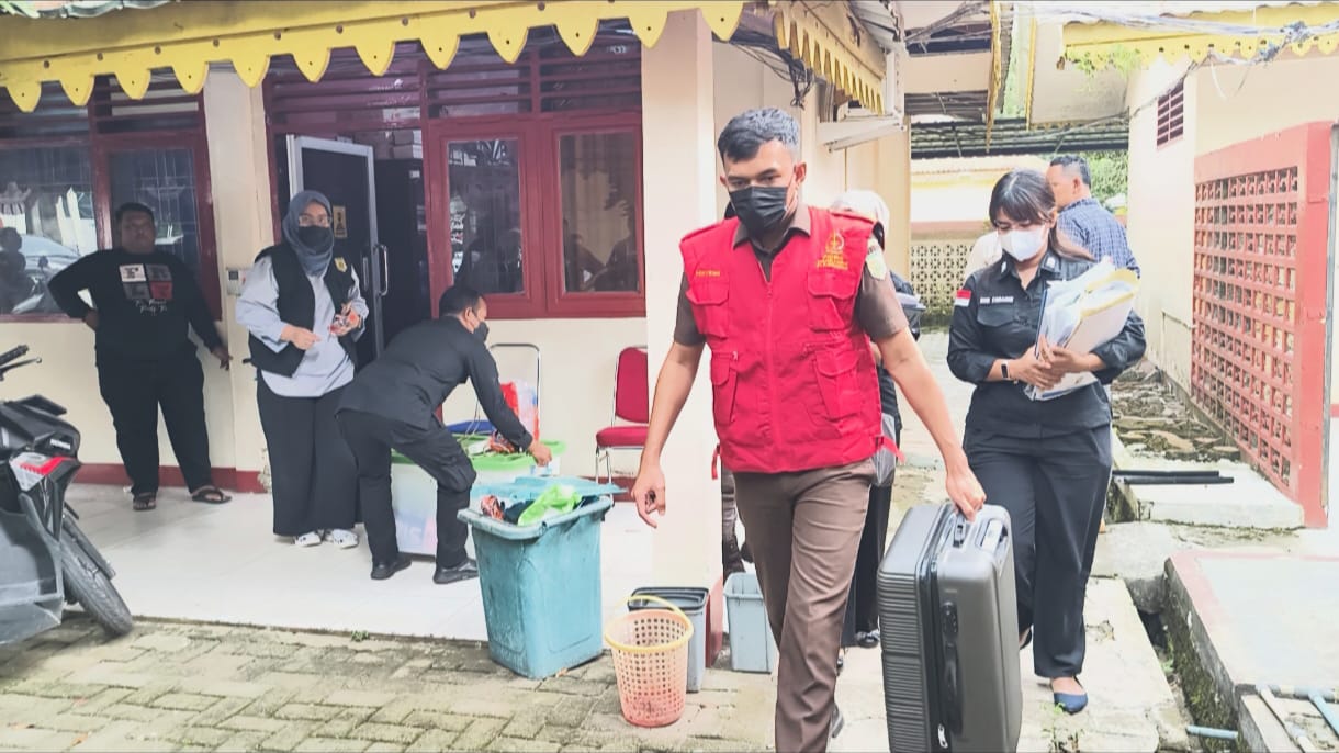 Penyidik jaksa geledah Kantor Disdik Langkat dalam dugaan korupsi smartboard senilai Rp50 miliar. (Teddy Akbari/Sumut Pos)