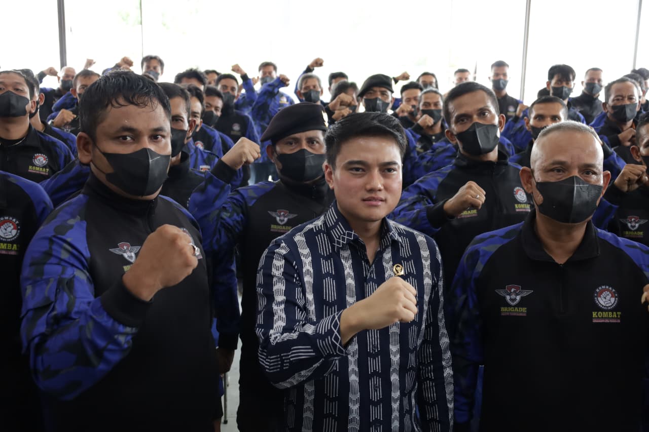 Ketua DPW KOMBAT Sumut, Ricky Anthony foto bersama kader. (Istimewa/Sumut Pos)