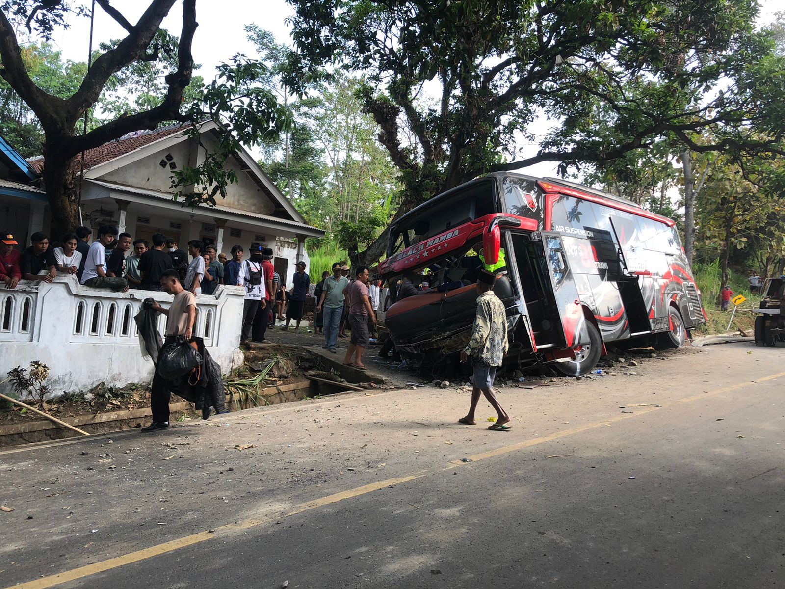 Bus wisata yang membawa rombongan dari RS Bina Sehat Jember mengalami kecelakaan di jalan turunan. (INEKE AGUSTIN/RADAR BROMO)