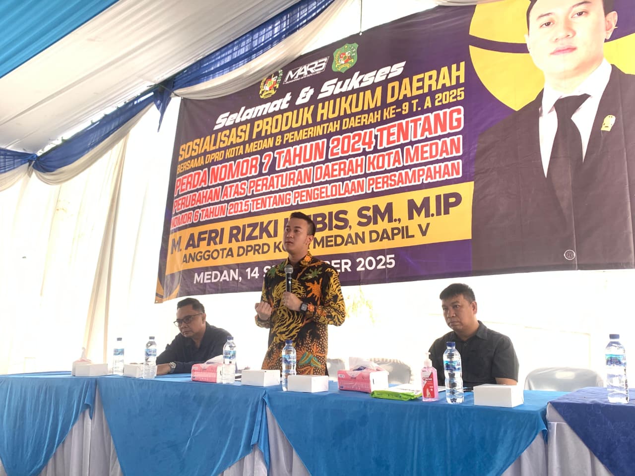 Anggota DPRD Kota Medan dari Fraksi Partai NasDem, M. Afri Rizki Lubis, SM M.IP dalam kegiatan sosper tentang pengelolaan sampah di Kecamatan Medan Johor. (ISTIMEWA/SUMUT POS)