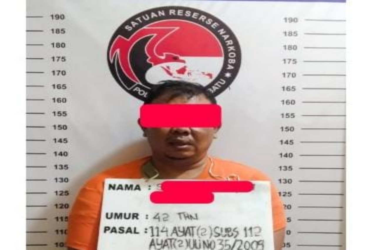 Tersangka SR saat diamankan. (FAJAR/SUMUT POS)