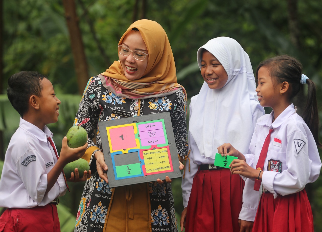 Ilustrasi guru dan siswa Sekolah Dasar (Dok. Tanoto Foundation).