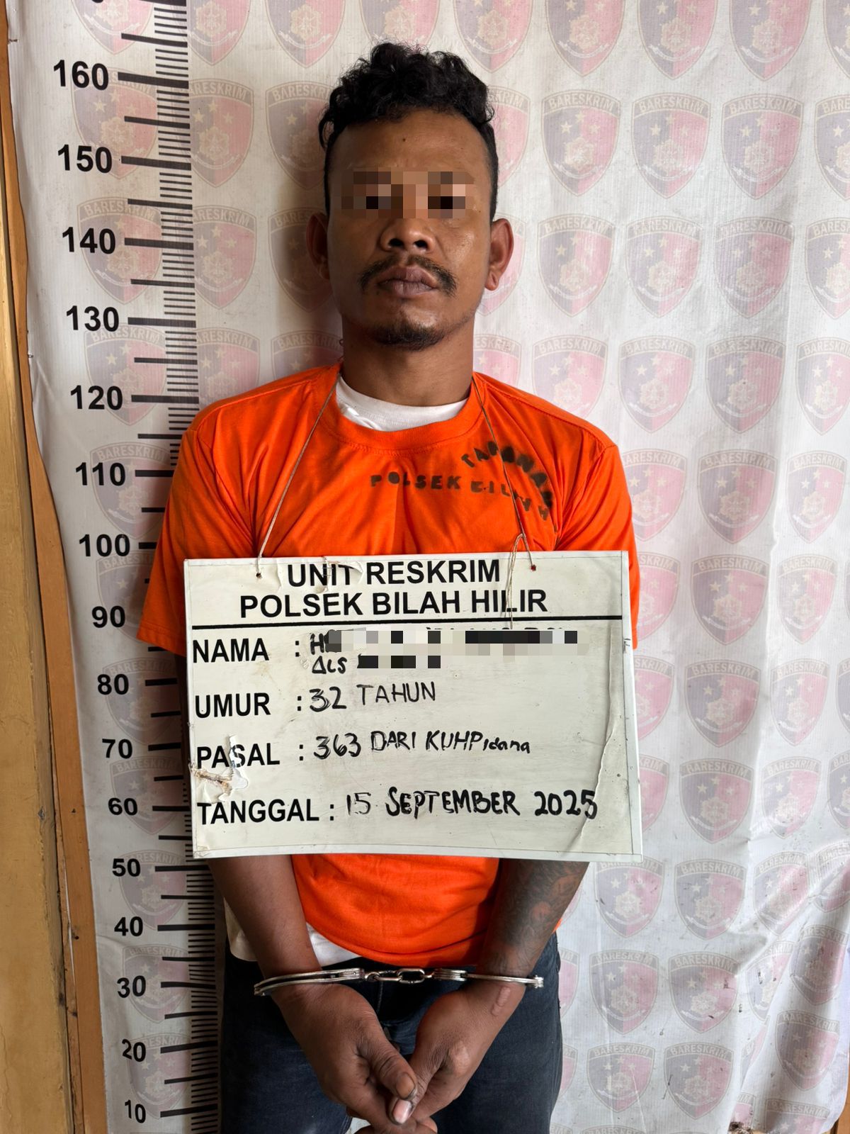 Tersangka HB diamankan di Polsek Bilah Hilir. (FAJAR/SUMUT POS)
