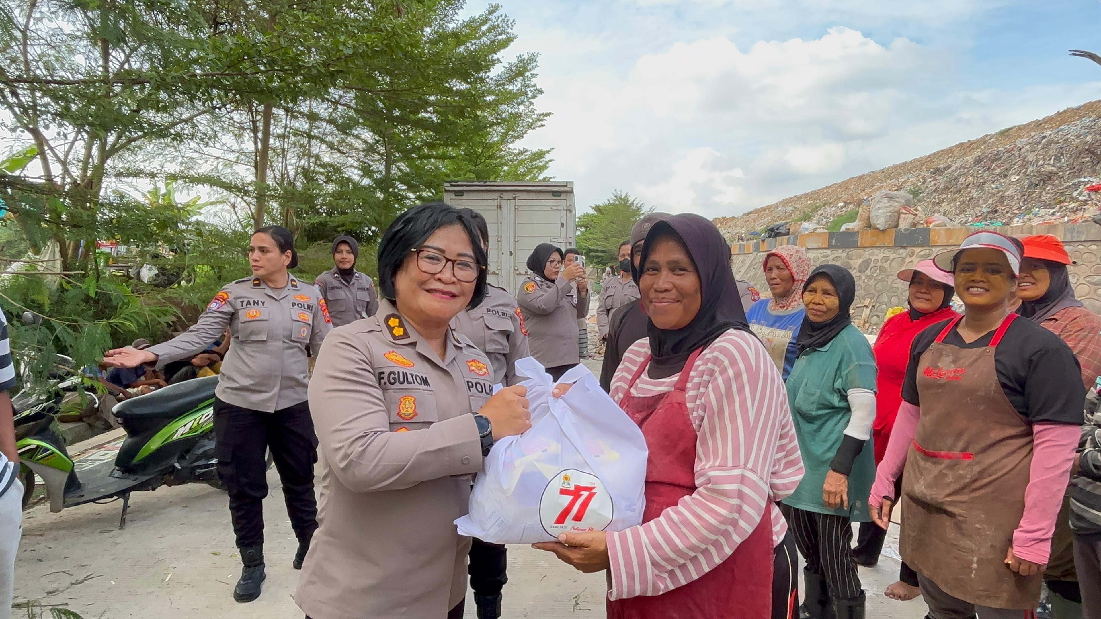 Polwan Polda Sumut saat melaksanakan kegiatan baksos, Panti Jompo Kapel Karitas Karya Kasih, Medan. (Sumut Pos/Dokumen Pribadi)
