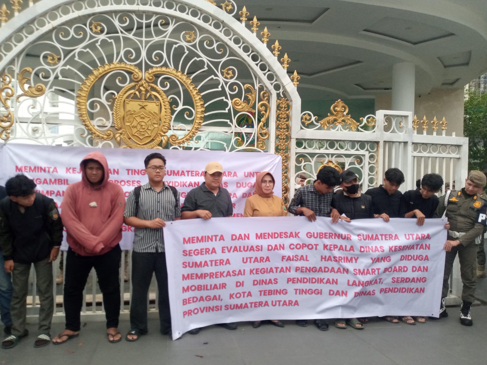 Puluhan mahasiswa yang tergabung dalam Pergerakan Mahasiswa Anti Korupsi (PERMAK) Sumatera Utara kembali menggelar unjuk rasa di depan Kantor Gubernur Sumut. (IKHSAN./SUMUT POS)