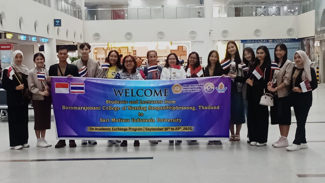 KUALANAMU: Dosen dan mahasiswa Boromarajonani College of Nursing Sanpasithiprasong (BCNSP) Thailand dan USM Indonesia di Kualanamu International Airport, Selasa (16/9). (ISTIMEWA/SUMUT POS)