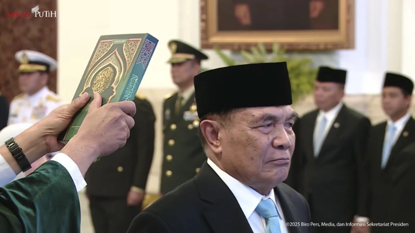 Djamari Chaniago saat dilantik menjadi Menteri Polkam. (Dok: tangkapan layar)