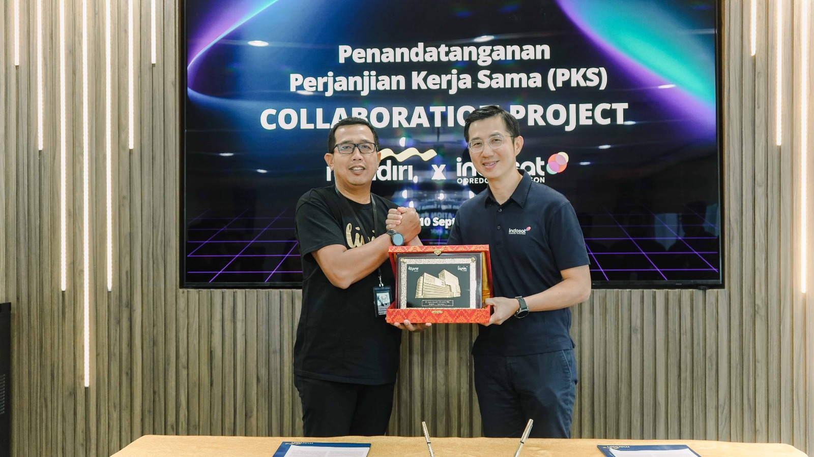 TANDA TANGAN: EVP &ndash; Head of Circle Sumatra Indosat Ooredoo Hutchison, Agus Sulistio dan Regional CEO Bank Mandiri, I Gede Raka Arimbawa saat tanda tangan kerja sama. (Dok: Indosat)