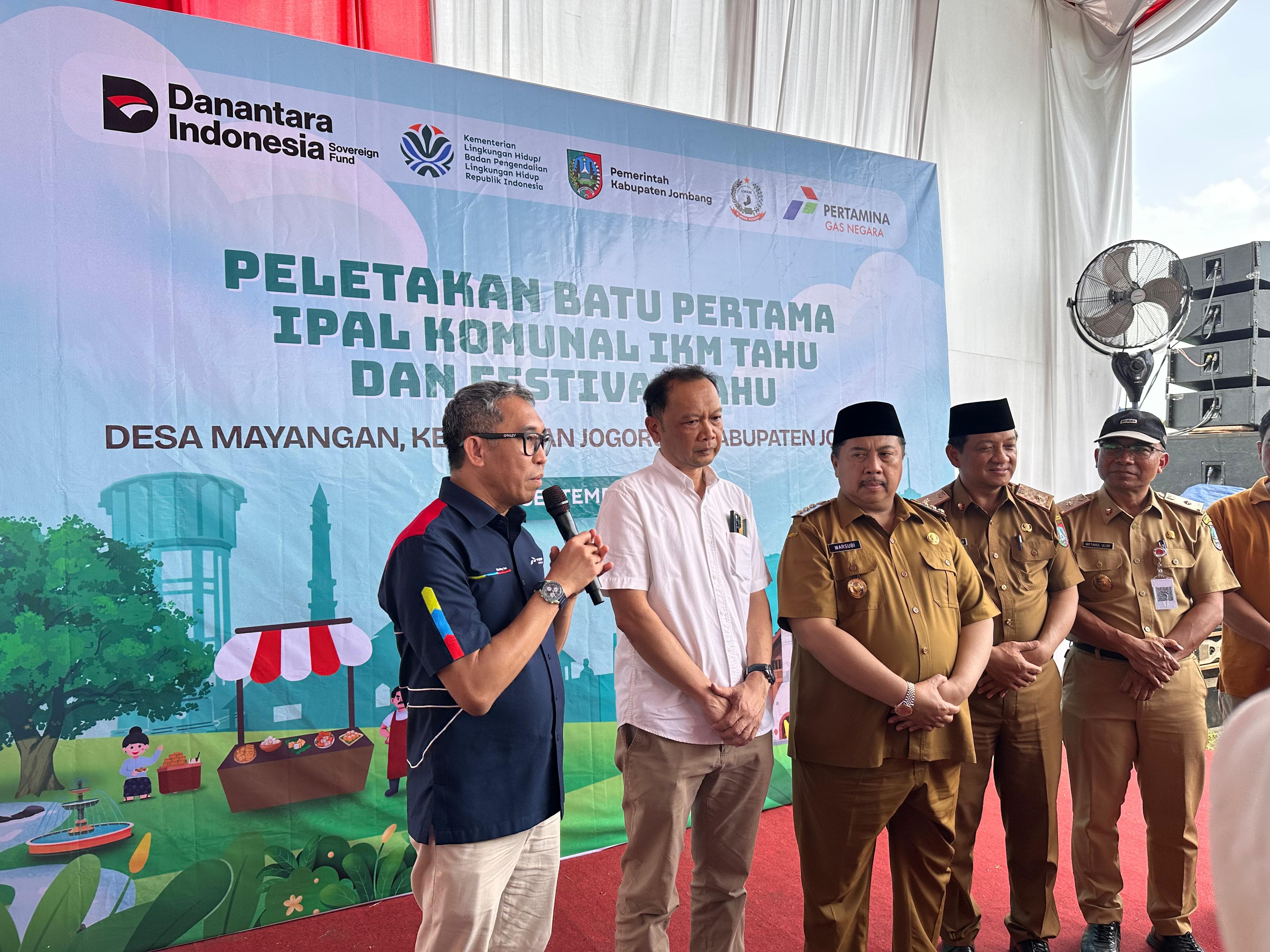 BATU PERTAMA: Direktur SDM dan Penunjang Bisnis PGN, Rachmat Hutama saat menghadiri peletakkan batu pertama dalam program Kampung Pangan BERSINAR dan IPAL Komunal di Jombang, Selasa (16/9/2025). (PGN)