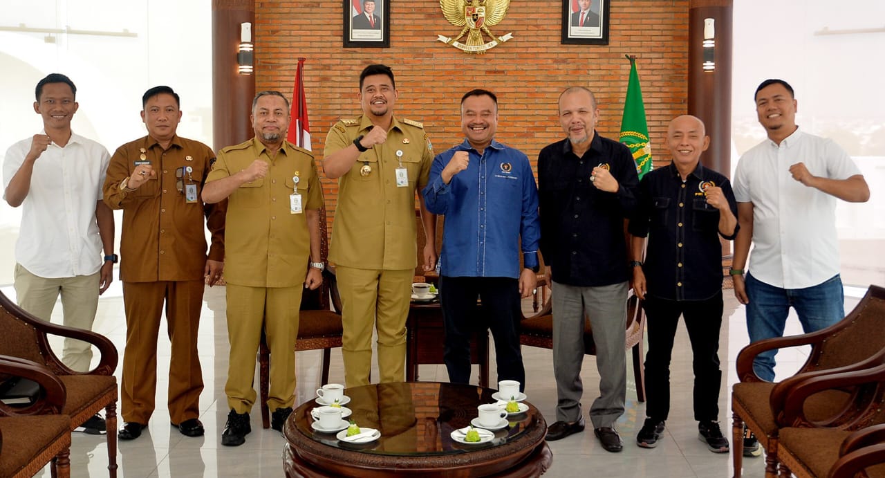 Gubernur Sumut Bobby Nasution saat menerima audiensi Pengurus PWI Sumut di Anjungan Lantai 9 Kantor Gubernur Sumut Jalan Diponegoro Kota Medan, Selasa (16/9). (Diskominfo Provsu)