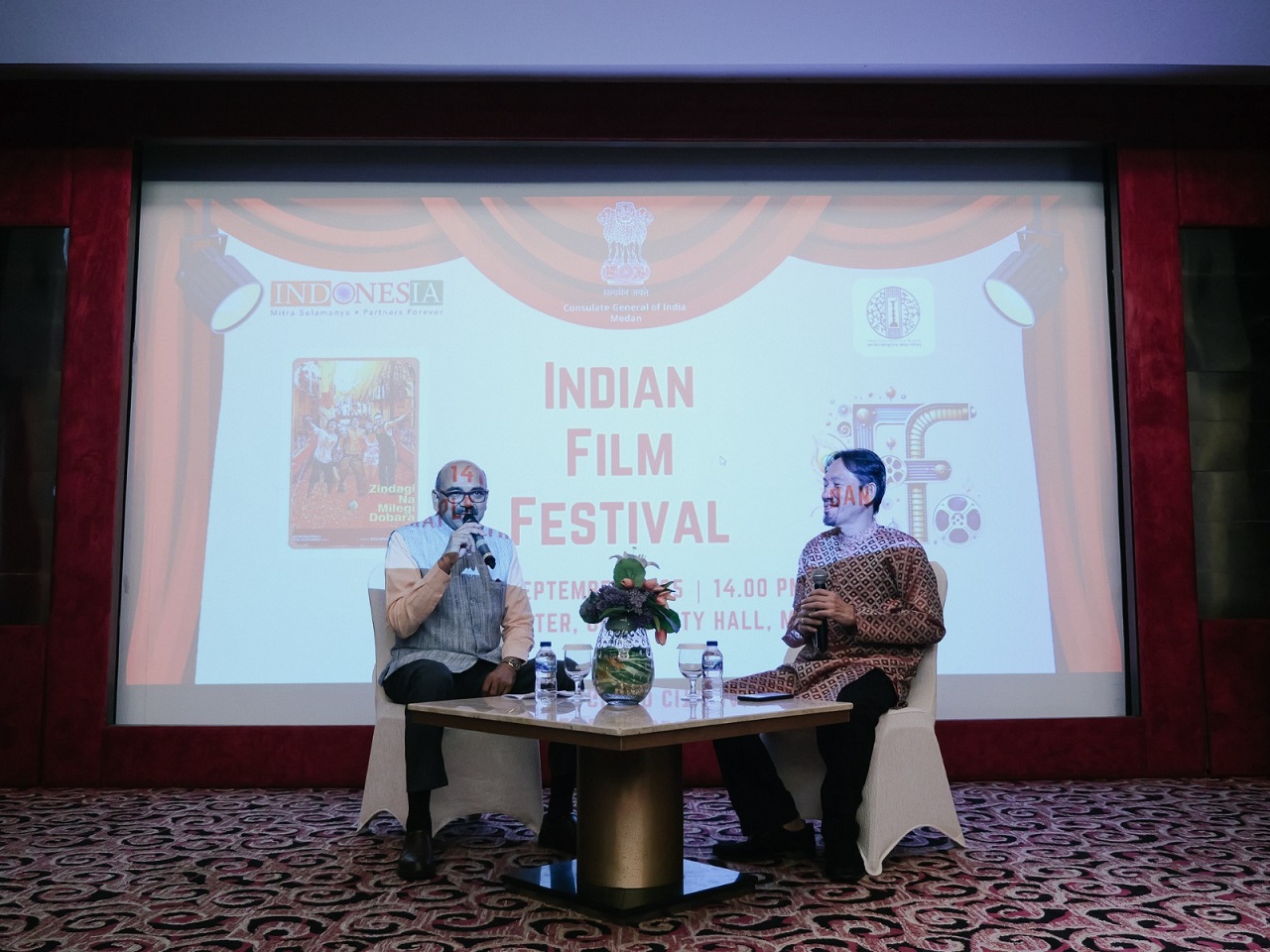 DISKUSI: Festival Film India (FFI) 2025 dibuka dengan diskusi film antara Konsul JenderalIndia Ravi Shanker Goel, dengan produser film dan kritikus film Indonesia, Daniel.