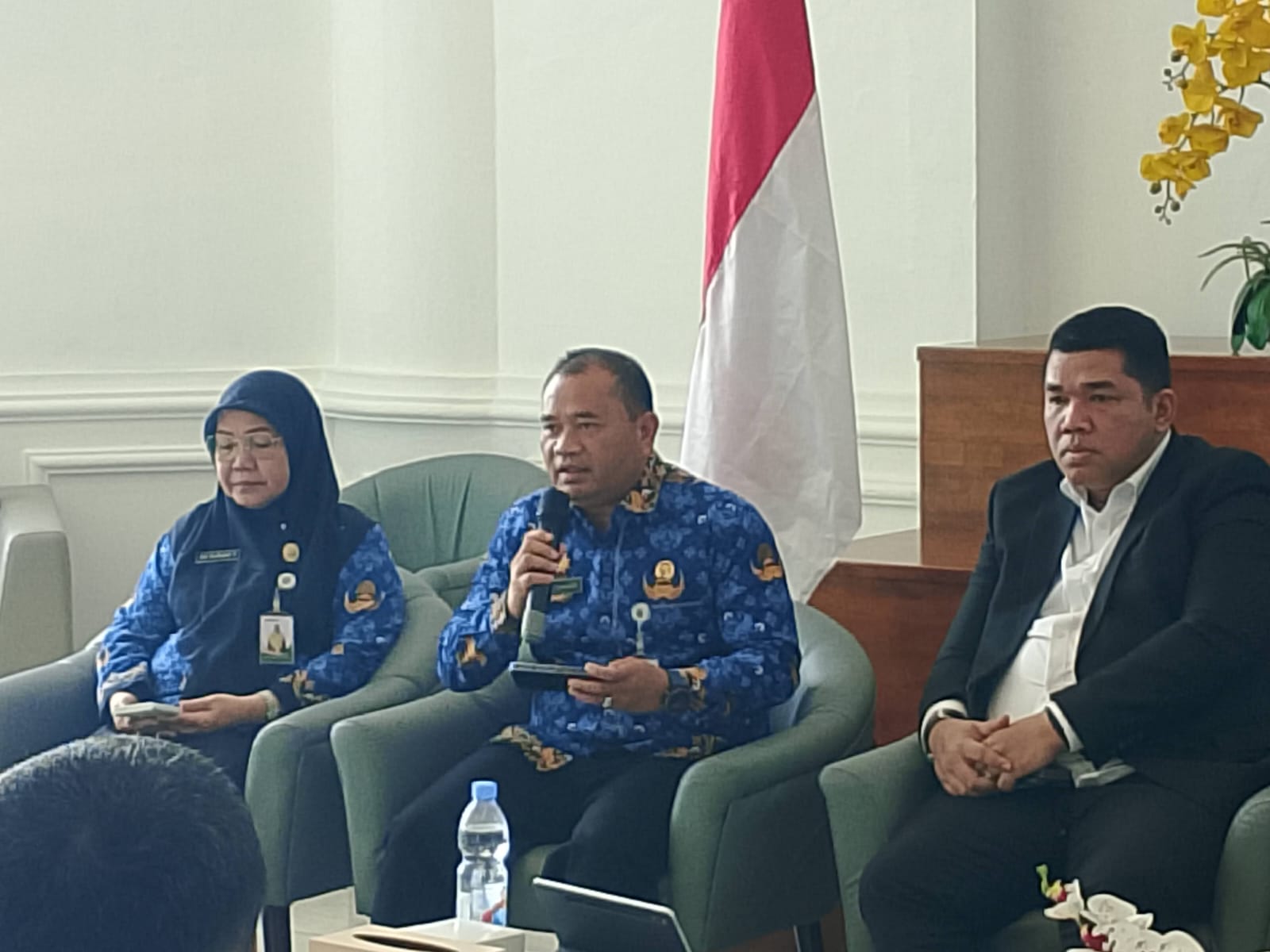 Kepala Badan Keuangan dan Aset Daerah (BKAD) Sumut, Timur Tumanggor saat memberikan keterangannya terkait anggaran untuk UHC, di Kantor Gubernur Sumut, Rabu (17/9/2025). (IKHSAN/SUMUT POS)