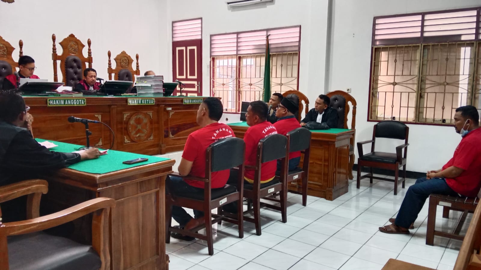 Empat Debt Collector terdakwa kasus perampasan mobil, menjalani sidang putusan sela, Rabu (17/9).