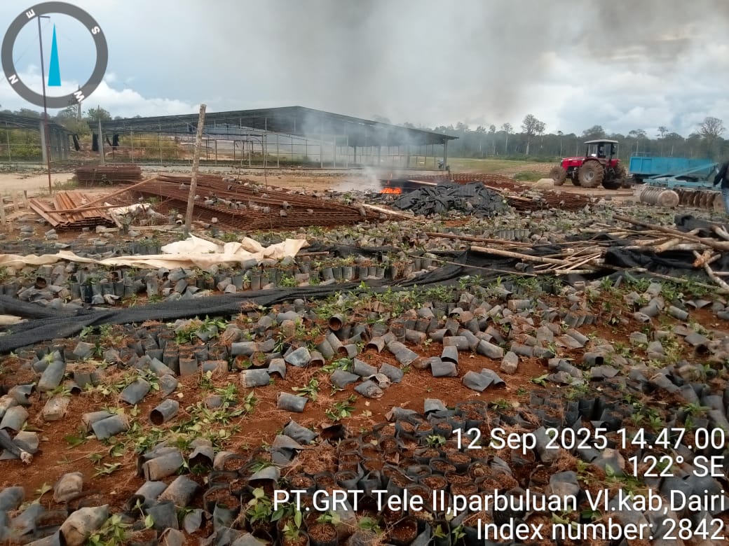 DIBAKAR: Massa yang diklaim sebagai penolak operasional PT GRUTI di Huta Tele, Desa Parbuluan VI, Kecamatan Parbuluan, Kabupaten Dairi, membakar sejumlah fasilitas perusahaan, Jumat(12/9/2025)