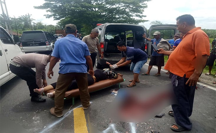 Pihak kepolisian saat  mengevakuasi jenazah korban ke rumah sakit terdekat, Rabu(Rabu (17/9/2025). (Liberti H Haloho/Sumut Pos)