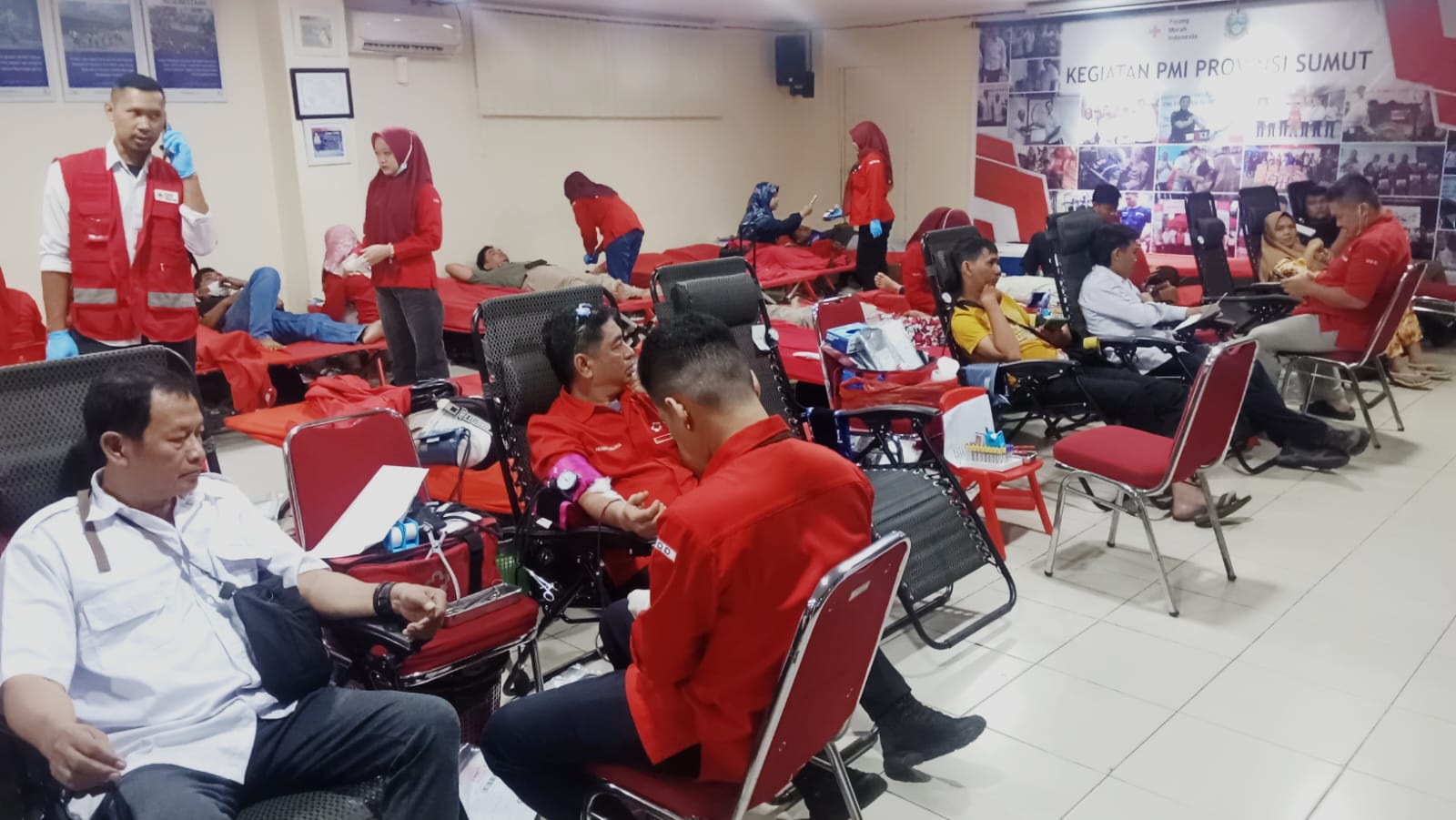 TEBAR KEBAIKAN: Donor darah 80 Tahun PMI dengan tema tebar kebaikan, Rabu (17/9). (DEDDI MULIA PURBA/SUMUT POS)