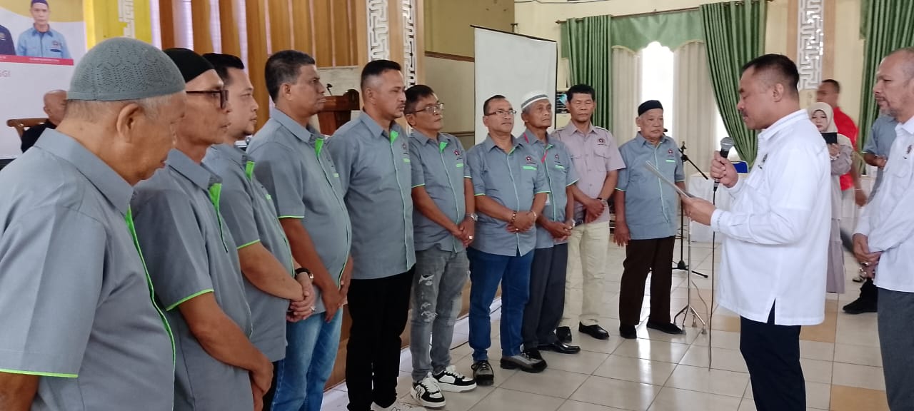 KONFERENSI: Wali Kota Tebingtinggi Iman Irdian Saragih didampingi Wakil Wali Kota Chairil Mukmin Tambunan, Ketua PWI Sumut Farianda Putra Sinik dalam kegiatan Konferensi ke VIII PWI Kota Tebingtinggi.